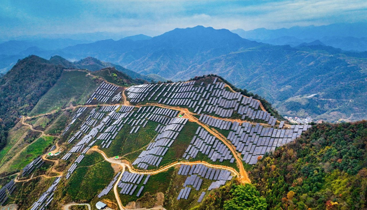 AG庄闲集团恒能临安太阳镇太源村11MW茶光互补项目并网发电